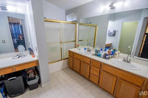Bath - 5800 California Spring Dr, Bakersfield, CA 93313 photo 1 of 2