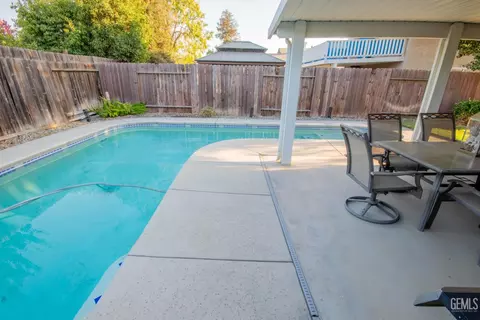 Exterior - 5800 California Spring Dr, Bakersfield, CA 93313 photo 6 of 8