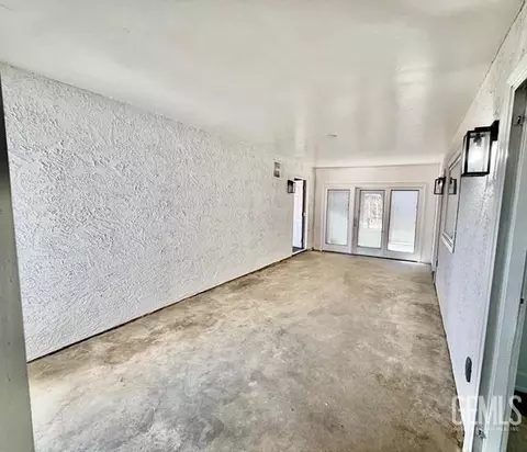 Exterior - 319 Pine Dr, Taft, CA 93268 photo 3 of 5