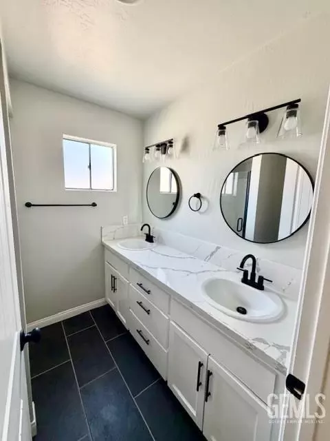 Bath - 319 Pine Dr, Taft, CA 93268 photo 3 of 4