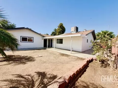 Exterior - 319 Pine Dr, Taft, CA 93268 photo 4 of 5