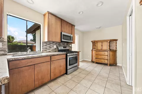 Kitchen - 0 329 Pine Dr, Taft, CA 93268 photo 3 of 3