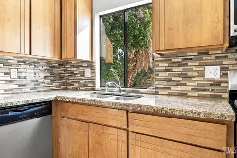 Kitchen - 0 329 Pine Dr, Taft, CA 93268 photo 2 of 3