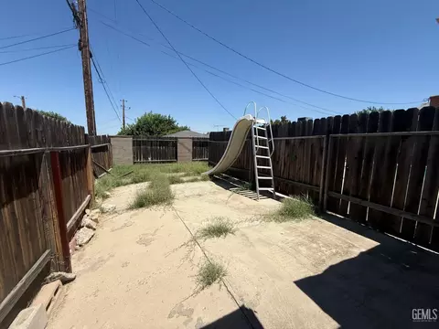 Exterior - 302 E San Emidio St, Taft, CA 93268 photo 4 of 4