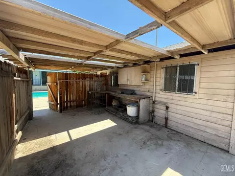 Exterior - 302 E San Emidio St, Taft, CA 93268 photo 3 of 4