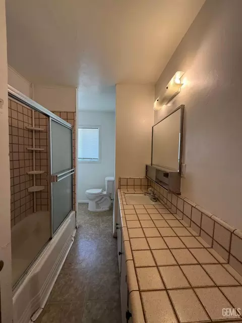 Bath - 302 E San Emidio St, Taft, CA 93268 photo 1 of 4