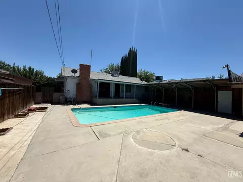 Exterior - 302 E San Emidio St, Taft, CA 93268 photo 2 of 4