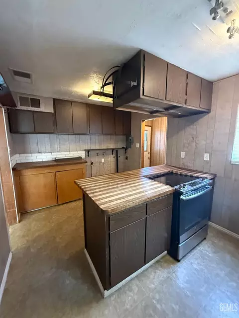 Kitchen - 302 E San Emidio St, Taft, CA 93268 photo 3 of 4