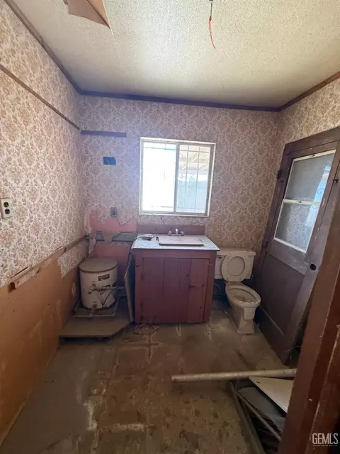 Bath - 302 E San Emidio St, Taft, CA 93268 photo 3 of 4