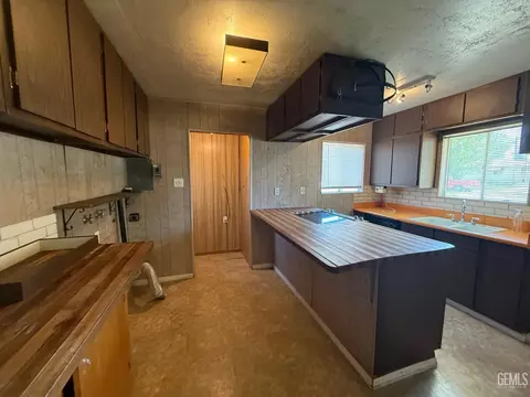 Kitchen - 302 E San Emidio St, Taft, CA 93268 photo 1 of 4