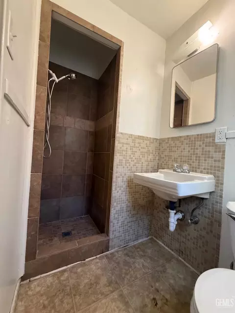Bath - 302 E San Emidio St, Taft, CA 93268 photo 2 of 4