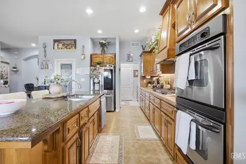 Kitchen - 4401 Whitegate Ave, Bakersfield, CA 93313 photo 2 of 5
