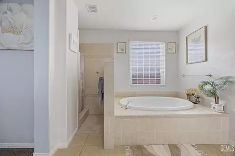 Bath - 4401 Whitegate Ave, Bakersfield, CA 93313 photo 1 of 2