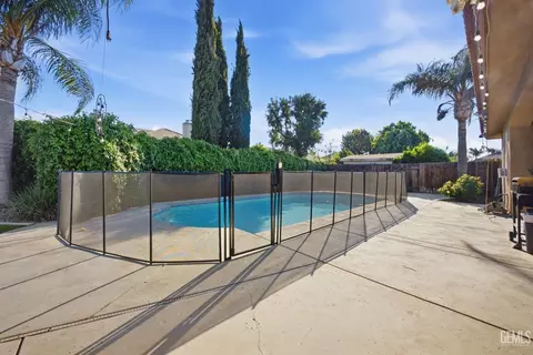 Exterior - 4401 Whitegate Ave, Bakersfield, CA 93313 photo 4 of 6