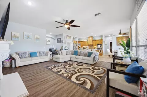 Living - 4401 Whitegate Ave, Bakersfield, CA 93313 photo 1 of 3