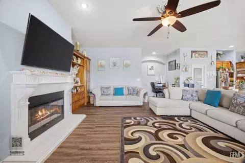 Living - 4401 Whitegate Ave, Bakersfield, CA 93313 photo 3 of 3