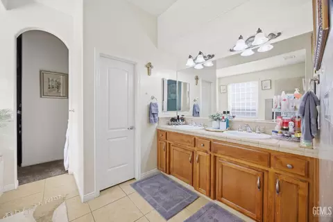 Entry Way - 4401 Whitegate Ave, Bakersfield, CA 93313 photo 4 of 6