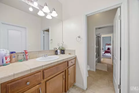 Entry Way - 4401 Whitegate Ave, Bakersfield, CA 93313 photo 5 of 6