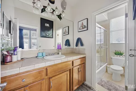 Bath - 4401 Whitegate Ave, Bakersfield, CA 93313 photo 2 of 2