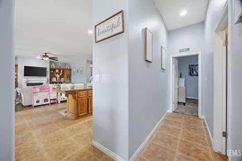 Entry Way - 4401 Whitegate Ave, Bakersfield, CA 93313 photo 3 of 6