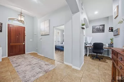 Entry Way - 4401 Whitegate Ave, Bakersfield, CA 93313 photo 2 of 6
