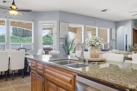 Kitchen - 4401 Whitegate Ave, Bakersfield, CA 93313 photo 4 of 5