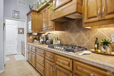Kitchen - 4401 Whitegate Ave, Bakersfield, CA 93313 photo 3 of 5
