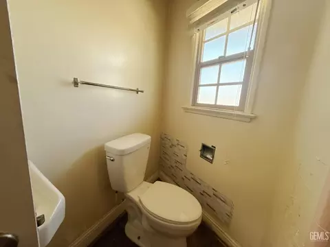 Bath - 916 Oak Ave, Wasco, CA 93280 photo 4 of 4