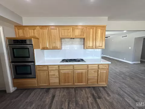 Kitchen - 916 Oak Ave, Wasco, CA 93280 photo 2 of 3