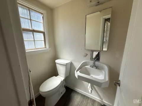 Bath - 916 Oak Ave, Wasco, CA 93280 photo 3 of 4