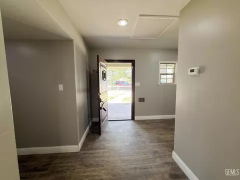 Entry Way - 916 Oak Ave, Wasco, CA 93280 photo 2 of 4