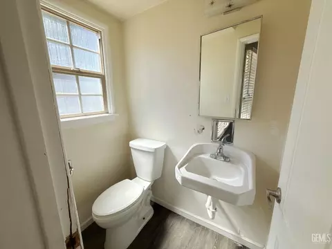 Bath - 916 Oak Ave, Wasco, CA 93280 photo 3 of 4