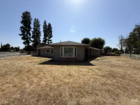 Exterior - 916 Oak Ave, Wasco, CA 93280 photo 2 of 10