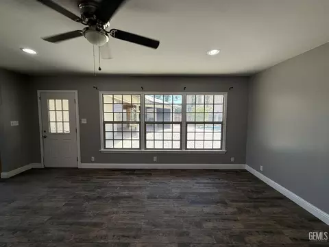 Living - 916 Oak Ave, Wasco, CA 93280 photo 2 of 5