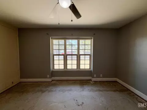 Living - 916 Oak Ave, Wasco, CA 93280 photo 4 of 5