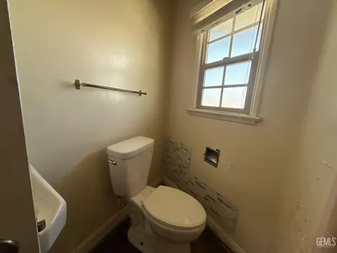 Bath - 916 Oak Ave, Wasco, CA 93280 photo 4 of 4
