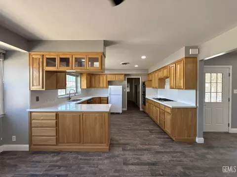 Kitchen - 916 Oak Ave, Wasco, CA 93280 photo 3 of 3