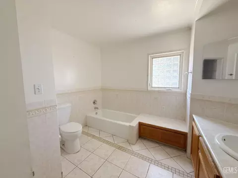 Bath - 916 Oak Ave, Wasco, CA 93280 photo 1 of 4