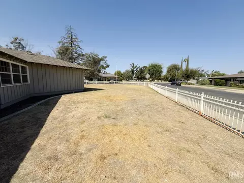 Exterior - 916 Oak Ave, Wasco, CA 93280 photo 5 of 12