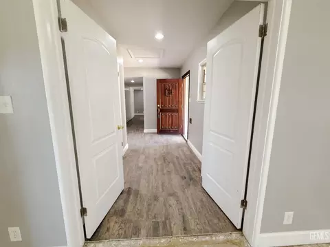 Entry Way - 916 Oak Ave, Wasco, CA 93280 photo 1 of 4
