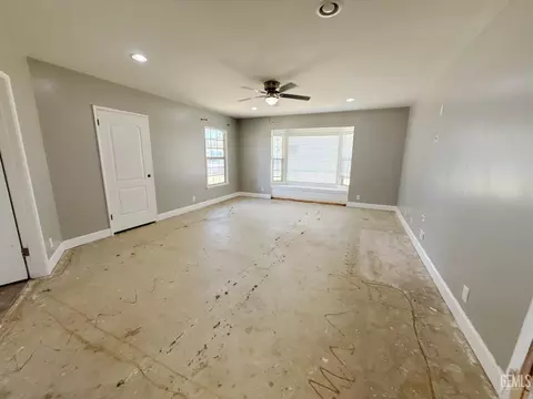 Living - 916 Oak Ave, Wasco, CA 93280 photo 3 of 5