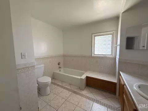 Bath - 916 Oak Ave, Wasco, CA 93280 photo 1 of 4