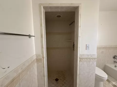 Bath - 916 Oak Ave, Wasco, CA 93280 photo 2 of 4