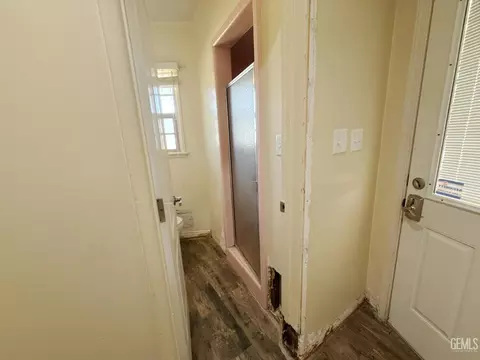 Entry Way - 916 Oak Ave, Wasco, CA 93280 photo 4 of 4