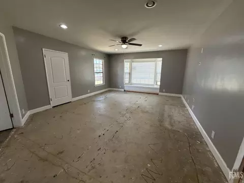 Living - 916 Oak Ave, Wasco, CA 93280 photo 3 of 5