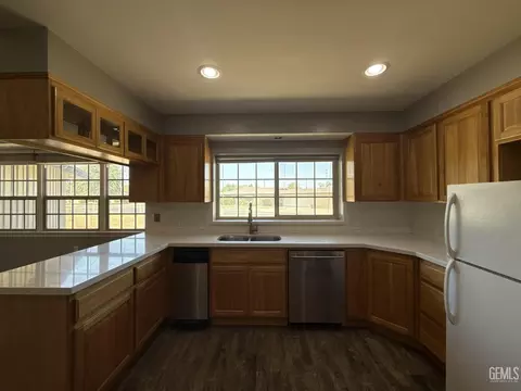Kitchen - 916 Oak Ave, Wasco, CA 93280 photo 1 of 3