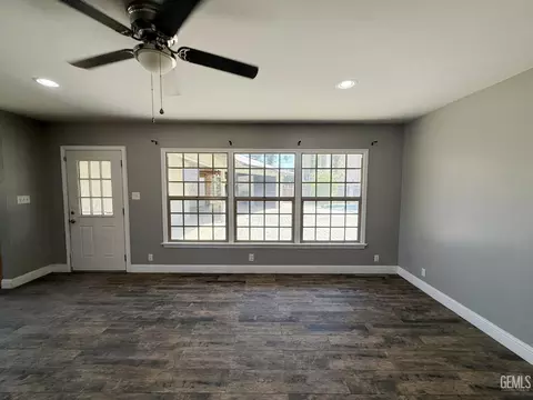 Living - 916 Oak Ave, Wasco, CA 93280 photo 2 of 5