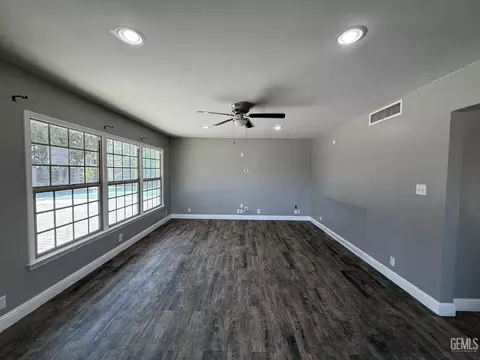 Living - 916 Oak Ave, Wasco, CA 93280 photo 1 of 5