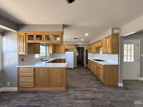 Kitchen - 916 Oak Ave, Wasco, CA 93280 photo 3 of 3