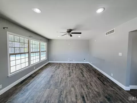 Living - 916 Oak Ave, Wasco, CA 93280 photo 1 of 5